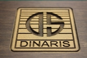 Резьба торгового знака Динарис (версия 2013 года) подтверждающая оригинальность бильярдных столов.